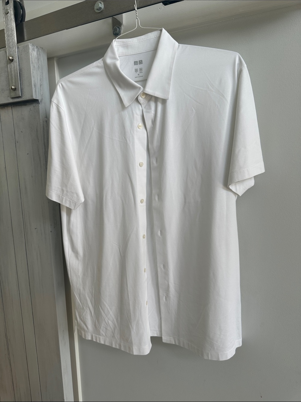 UNIQLO Men’s White Short-Sleeve Button-up Shirt. Stretch fabric 73/27 cotton/pol